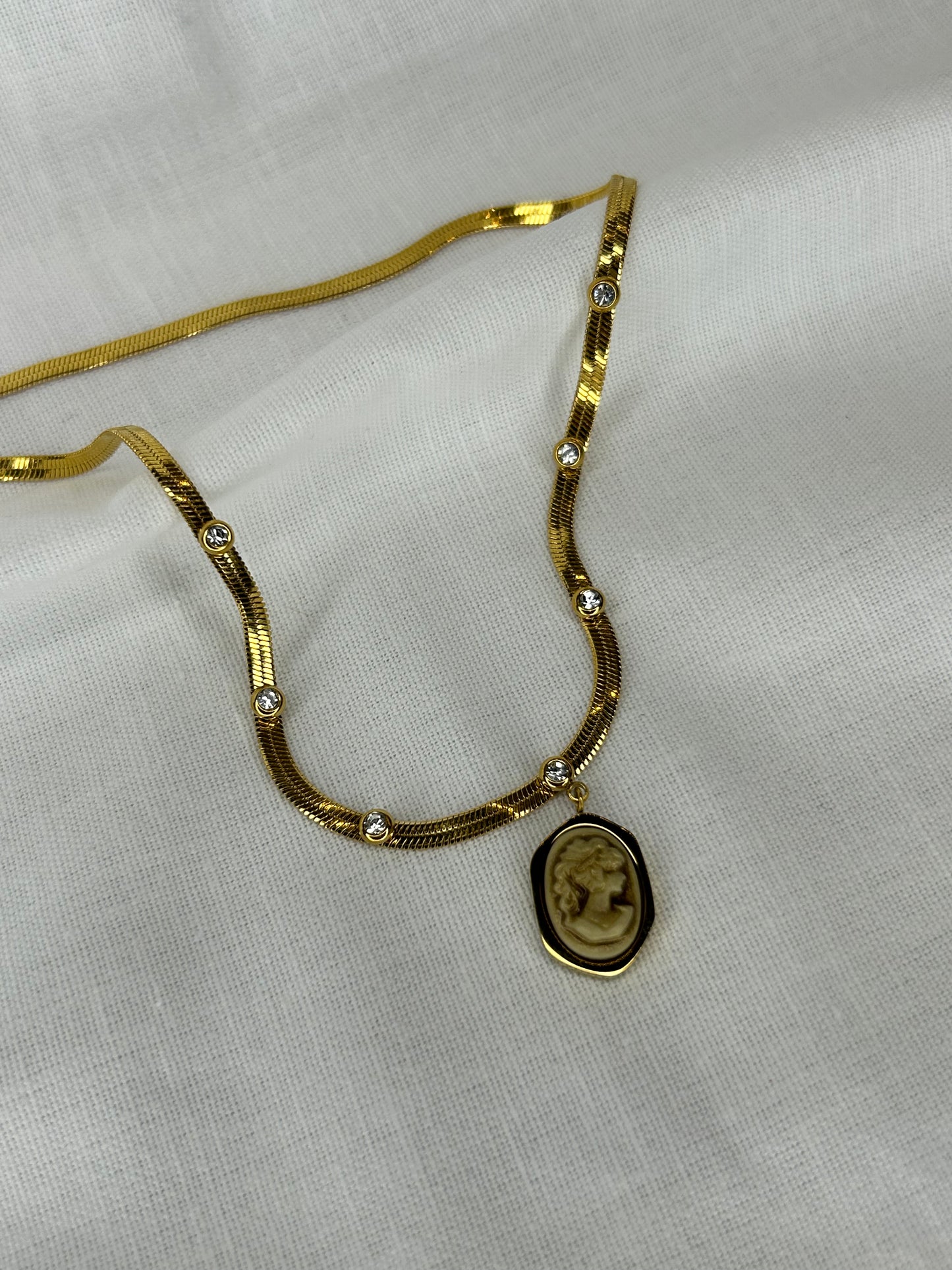 Flat Chain Cameo Pendant Necklace
