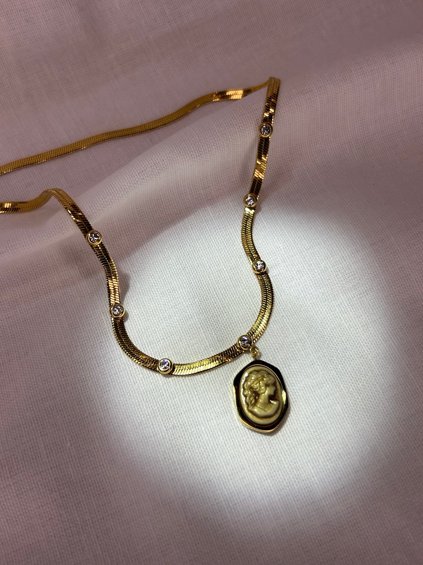 Flat Chain Cameo Pendant Necklace